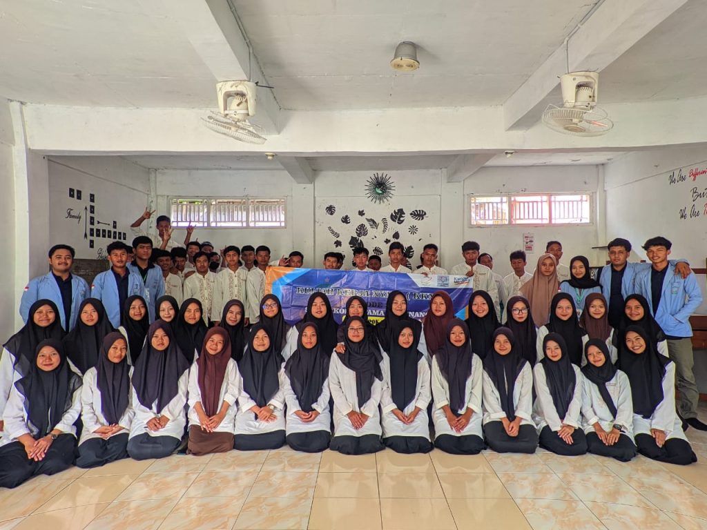 Pelatihan Dasar Literasi Digital di SMK Komputama Pesahangan, Disambut Antusias Oleh Para Siswa