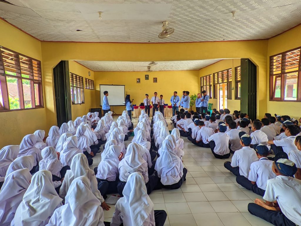 Sosialisasi Pengenalan Literasi Digital dan Etika Bermedia Sosial di SMP NEGERI 2 CIMANGGU